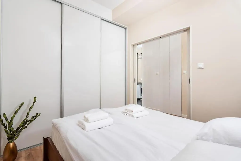 Rakowicka Serenity Suite - By Upstairs Krakow Apartment